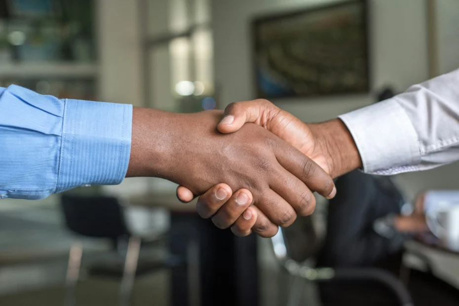 Poignée de main entre deux entrepreneurs