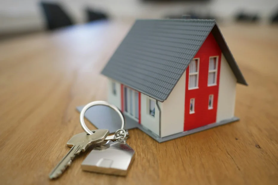 Maison et clés symbolisant le secteur immobilier